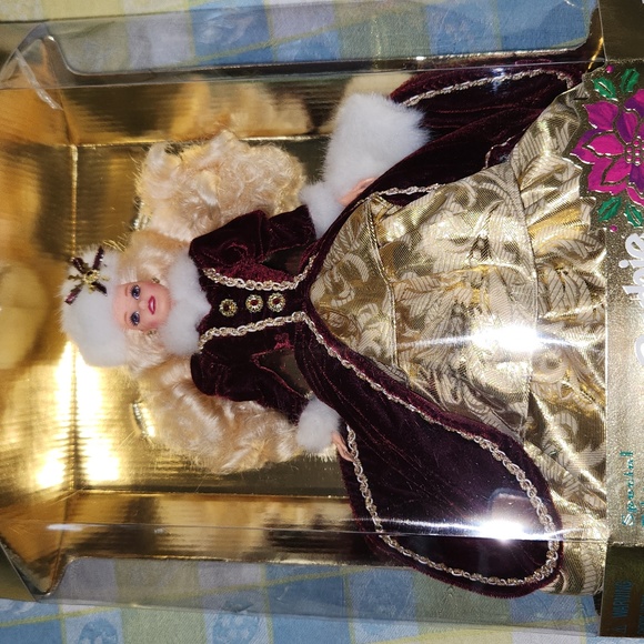 Vintage Happy Holidays Barbie 1996 - Picture 2 of 3